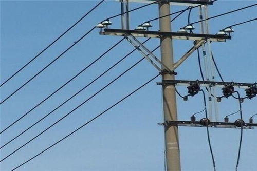 电线杆上的三根绝缘导线 电力传输的“三驾马车”